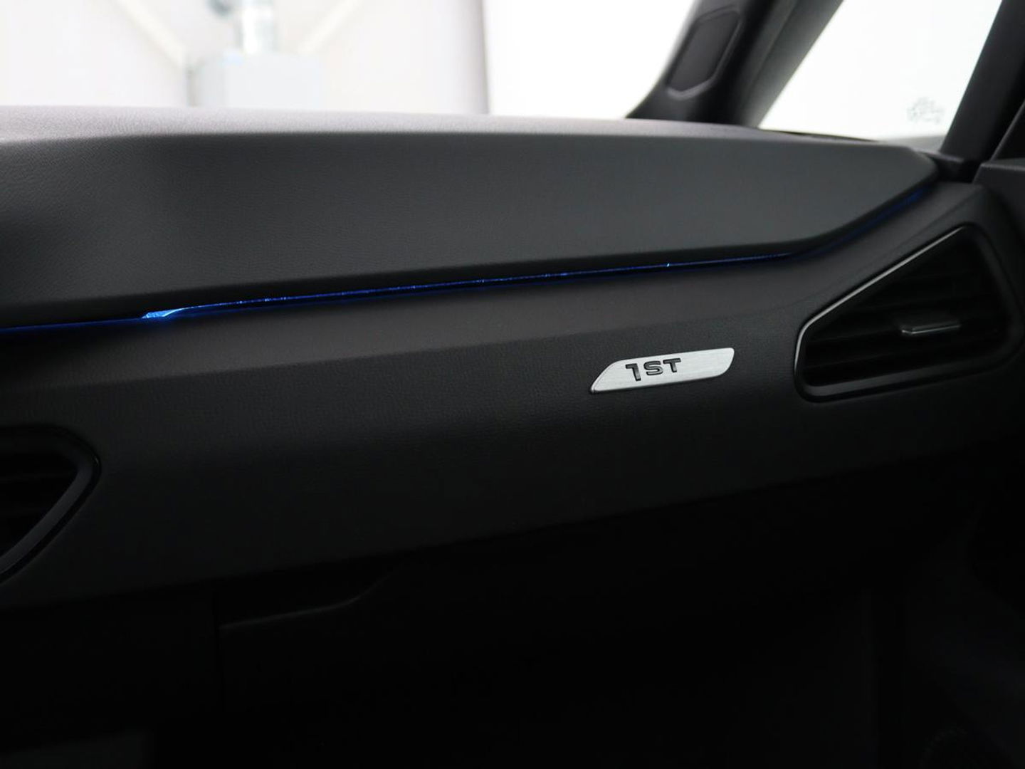 Volkswagen ID.3 First 58 kWh | Sfeerverlichting | Apple Carplay | Stoelverwarming | LED | Cruise Control Adaptief| LMV 18" | Navi