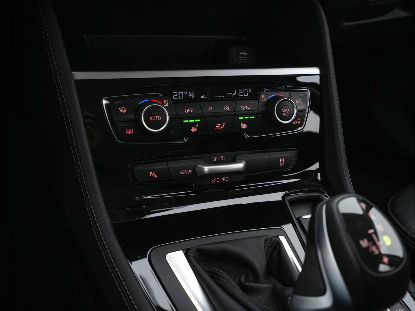 BMW 2 Serie Active Tourer 225xe iPerformance Executive (INCL-BTW) *DAKOTA-LEATHER | FULL-LED | HARMAN/KARDON-AUDIO  | HEATED-SPORT-SEATS | HEAD-UP | DAB+  | ECC | NAVI-FULLMAP | PDC | CRUISE | 17''ALU*