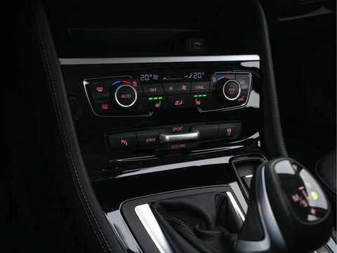 BMW 2 Serie Active Tourer 225xe iPerformance Executive (INCL-BTW) *DAKOTA-LEATHER | FULL-LED | HARMAN/KARDON-AUDIO  | HEATED-SPORT-SEATS | HEAD-UP | DAB+  | ECC | NAVI-FULLMAP | PDC | CRUISE | 17''ALU*