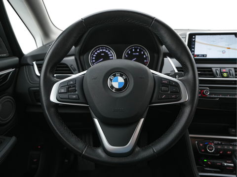 BMW 2 Serie Active Tourer 225xe iPerformance Executive (INCL-BTW) *DAKOTA-LEATHER | FULL-LED | HARMAN/KARDON-AUDIO  | HEATED-SPORT-SEATS | HEAD-UP | DAB+  | ECC | NAVI-FULLMAP | PDC | CRUISE | 17''ALU*