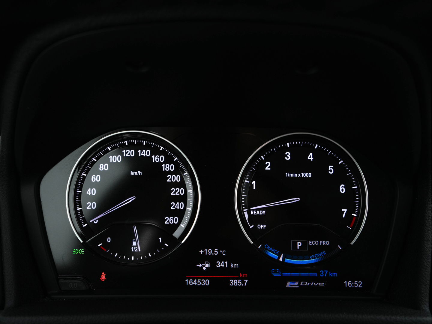 BMW 2 Serie Active Tourer 225xe iPerformance Executive (INCL-BTW) *DAKOTA-LEATHER | FULL-LED | HARMAN/KARDON-AUDIO  | HEATED-SPORT-SEATS | HEAD-UP | DAB+  | ECC | NAVI-FULLMAP | PDC | CRUISE | 17''ALU*