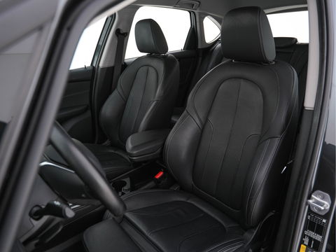 BMW 2 Serie Active Tourer 225xe iPerformance Executive (INCL-BTW) *DAKOTA-LEATHER | FULL-LED | HARMAN/KARDON-AUDIO  | HEATED-SPORT-SEATS | HEAD-UP | DAB+  | ECC | NAVI-FULLMAP | PDC | CRUISE | 17''ALU*