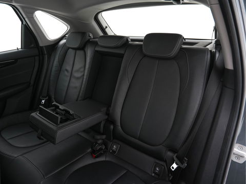 BMW 2 Serie Active Tourer 225xe iPerformance Executive (INCL-BTW) *DAKOTA-LEATHER | FULL-LED | HARMAN/KARDON-AUDIO  | HEATED-SPORT-SEATS | HEAD-UP | DAB+  | ECC | NAVI-FULLMAP | PDC | CRUISE | 17''ALU*