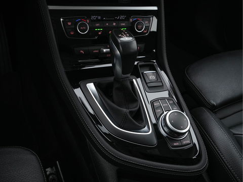 BMW 2 Serie Active Tourer 225xe iPerformance Executive (INCL-BTW) *DAKOTA-LEATHER | FULL-LED | HARMAN/KARDON-AUDIO  | HEATED-SPORT-SEATS | HEAD-UP | DAB+  | ECC | NAVI-FULLMAP | PDC | CRUISE | 17''ALU*