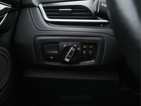 BMW 2 Serie Active Tourer 225xe iPerformance Executive (INCL-BTW) *DAKOTA-LEATHER | FULL-LED | HARMAN/KARDON-AUDIO  | HEATED-SPORT-SEATS | HEAD-UP | DAB+  | ECC | NAVI-FULLMAP | PDC | CRUISE | 17''ALU*
