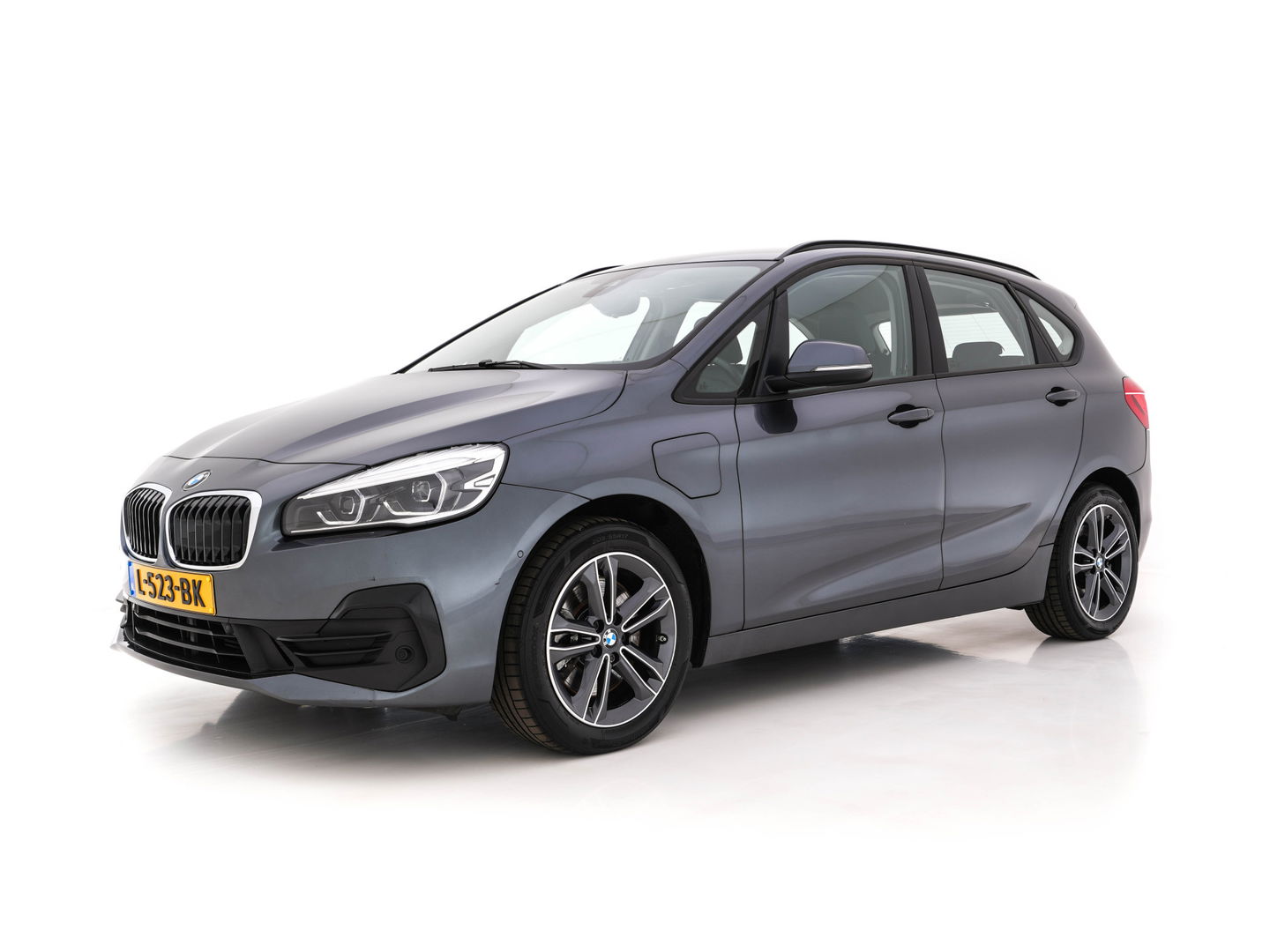 BMW 2 Serie Active Tourer 225xe iPerformance Executive (INCL-BTW) *DAKOTA-LEATHER | FULL-LED | HARMAN/KARDON-AUDIO  | HEATED-SPORT-SEATS | HEAD-UP | DAB+  | ECC | NAVI-FULLMAP | PDC | CRUISE | 17''ALU*