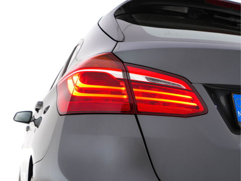 BMW 2 Serie Active Tourer 225xe iPerformance Executive (INCL-BTW) *DAKOTA-LEATHER | FULL-LED | HARMAN/KARDON-AUDIO  | HEATED-SPORT-SEATS | HEAD-UP | DAB+  | ECC | NAVI-FULLMAP | PDC | CRUISE | 17''ALU*