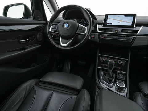 BMW 2 Serie Active Tourer 225xe iPerformance Executive (INCL-BTW) *DAKOTA-LEATHER | FULL-LED | HARMAN/KARDON-AUDIO  | HEATED-SPORT-SEATS | HEAD-UP | DAB+  | ECC | NAVI-FULLMAP | PDC | CRUISE | 17''ALU*