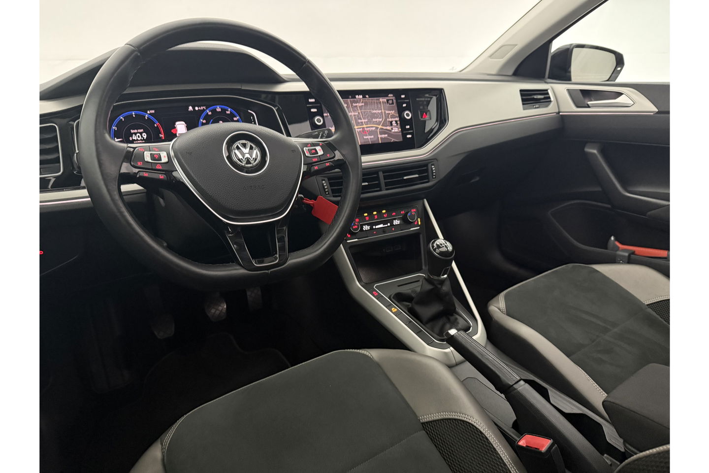 Volkswagen Polo 1.0 TSI R-line Pano LED Virtual Camera Carplay ACC Clima Navi PDC 17''LMV