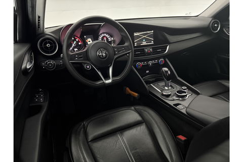 Alfa Romeo Giulia 2.2 Eco Business Super 180PK LED Camera Cruise Clima Navigatie Leder 19"LMV