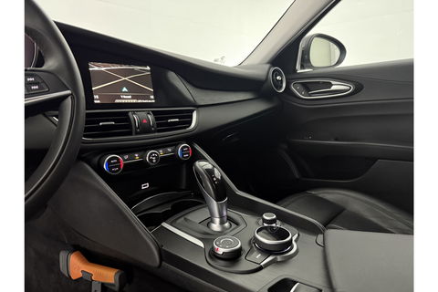 Alfa Romeo Giulia 2.2 Eco Business Super 180PK LED Camera Cruise Clima Navigatie Leder 19"LMV