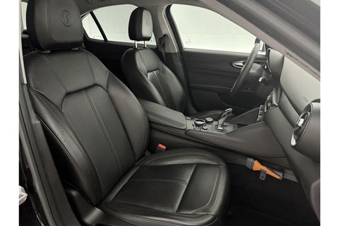 Alfa Romeo Giulia 2.2 Eco Business Super 180PK LED Camera Cruise Clima Navigatie Leder 19"LMV