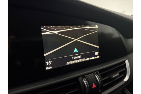Alfa Romeo Giulia 2.2 Eco Business Super 180PK LED Camera Cruise Clima Navigatie Leder 19"LMV