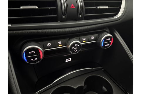 Alfa Romeo Giulia 2.2 Eco Business Super 180PK LED Camera Cruise Clima Navigatie Leder 19"LMV