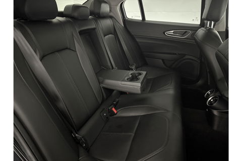 Alfa Romeo Giulia 2.2 Eco Business Super 180PK LED Camera Cruise Clima Navigatie Leder 19"LMV