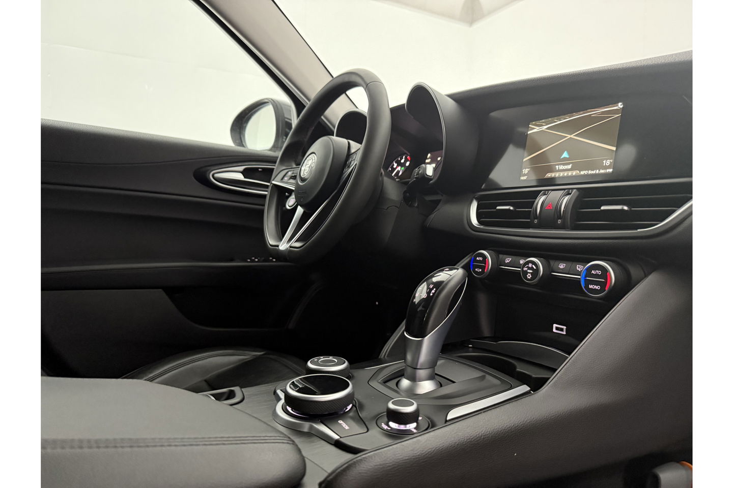 Alfa Romeo Giulia 2.2 Eco Business Super 180PK LED Camera Cruise Clima Navigatie Leder 19"LMV