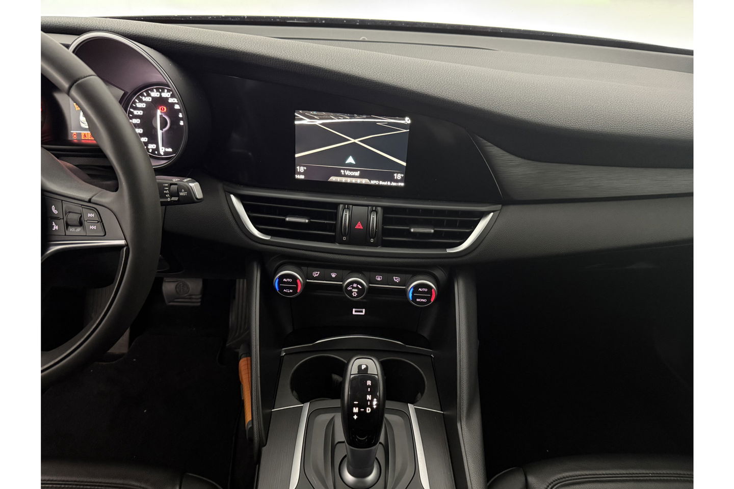 Alfa Romeo Giulia 2.2 Eco Business Super 180PK LED Camera Cruise Clima Navigatie Leder 19"LMV