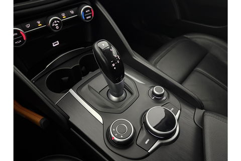 Alfa Romeo Giulia 2.2 Eco Business Super 180PK LED Camera Cruise Clima Navigatie Leder 19"LMV