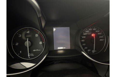 Alfa Romeo Giulia 2.2 Eco Business Super 180PK LED Camera Cruise Clima Navigatie Leder 19"LMV