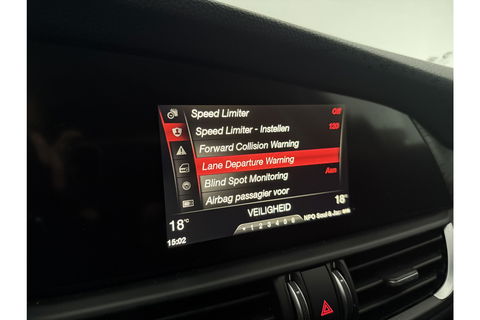 Alfa Romeo Giulia 2.2 Eco Business Super 180PK LED Camera Cruise Clima Navigatie Leder 19"LMV