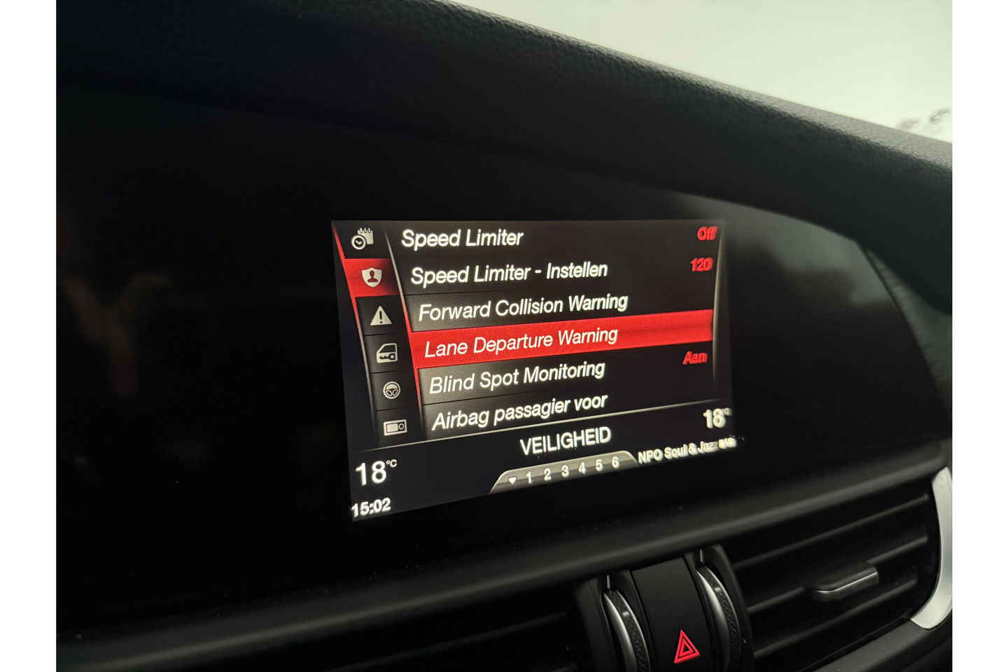 Alfa Romeo Giulia 2.2 Eco Business Super 180PK LED Camera Cruise Clima Navigatie Leder 19"LMV