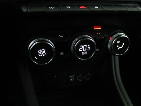 Renault Captur 1.3 TCe Intens | Automaat | Trekhaak | Carplay | Full LED | Navigatie | Keyless | Climate control | Getint glas | Cruise control