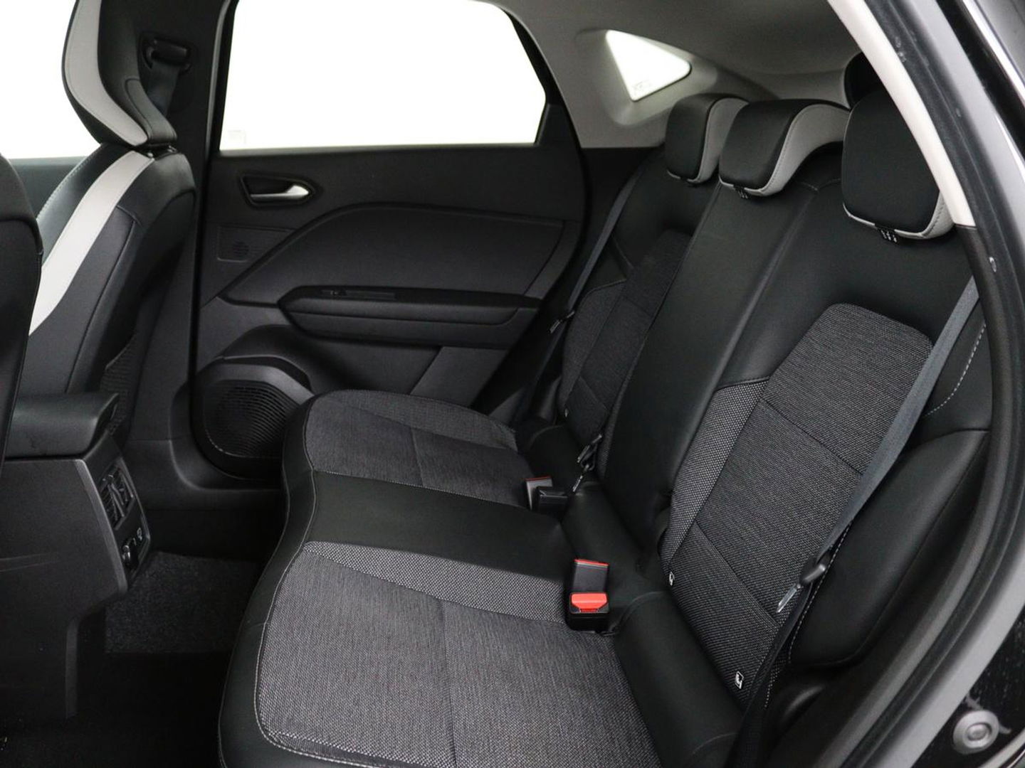 Renault Captur 1.3 TCe Intens | Automaat | Trekhaak | Carplay | Full LED | Navigatie | Keyless | Climate control | Getint glas | Cruise control
