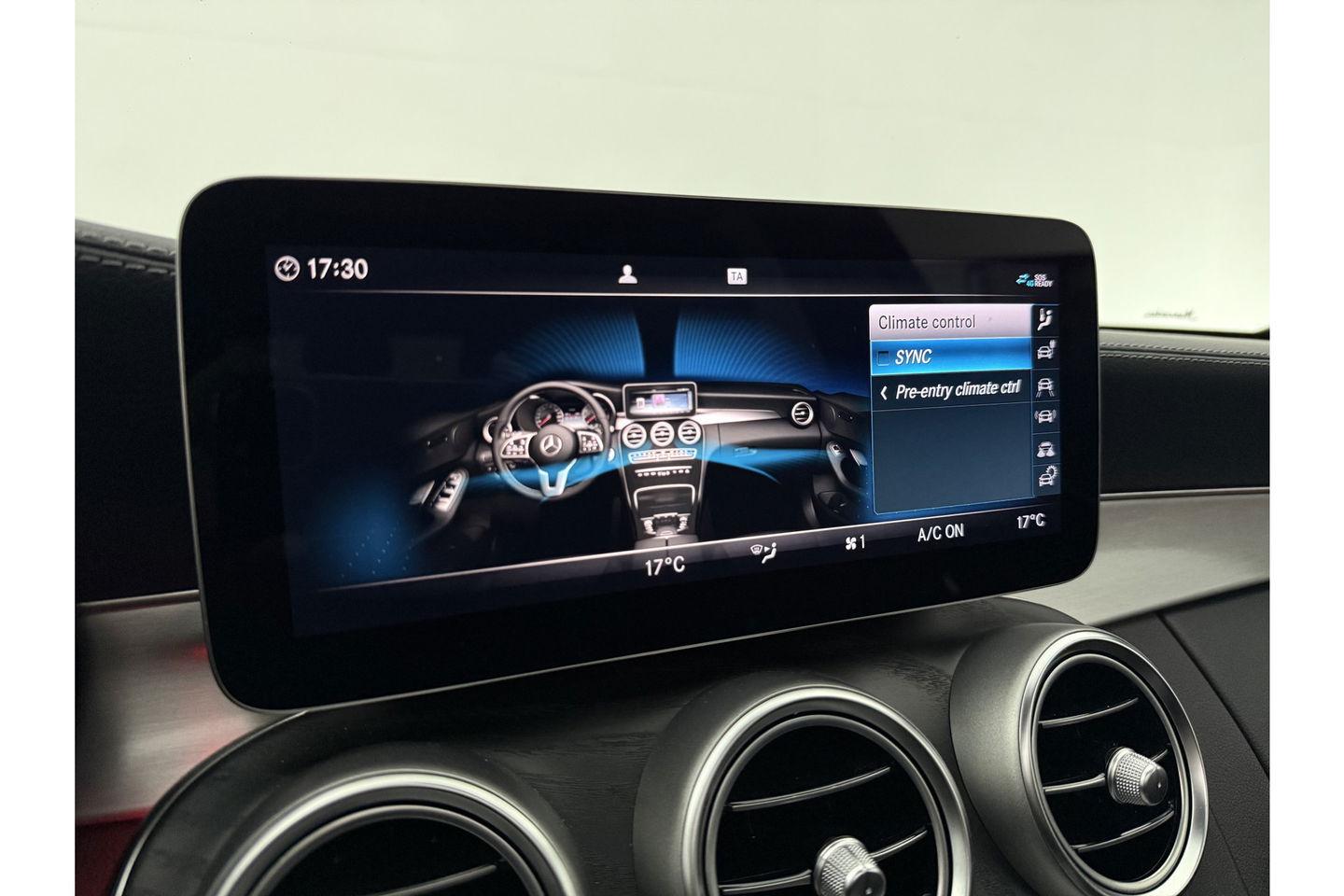 Mercedes-Benz C-Klasse C300e AMG 211PK Pano 360Camera Trekhaak Sfeerverl. Carplay Clima LED Navi Stoelverwarming