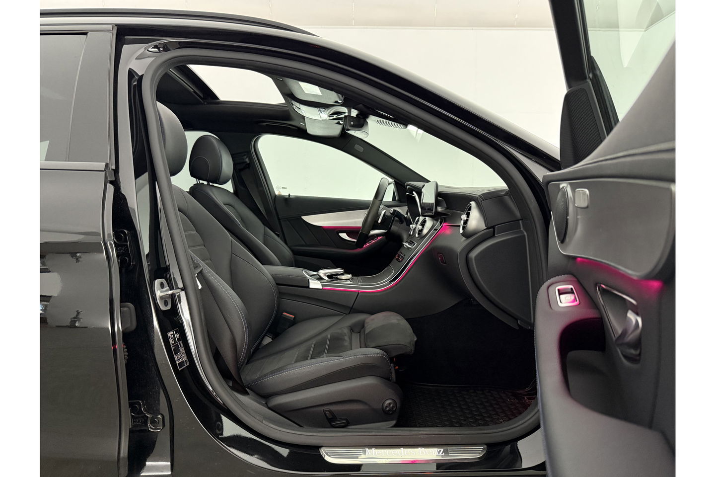 Mercedes-Benz C-Klasse C300e AMG 211PK Pano 360Camera Trekhaak Sfeerverl. Carplay Clima LED Navi Stoelverwarming
