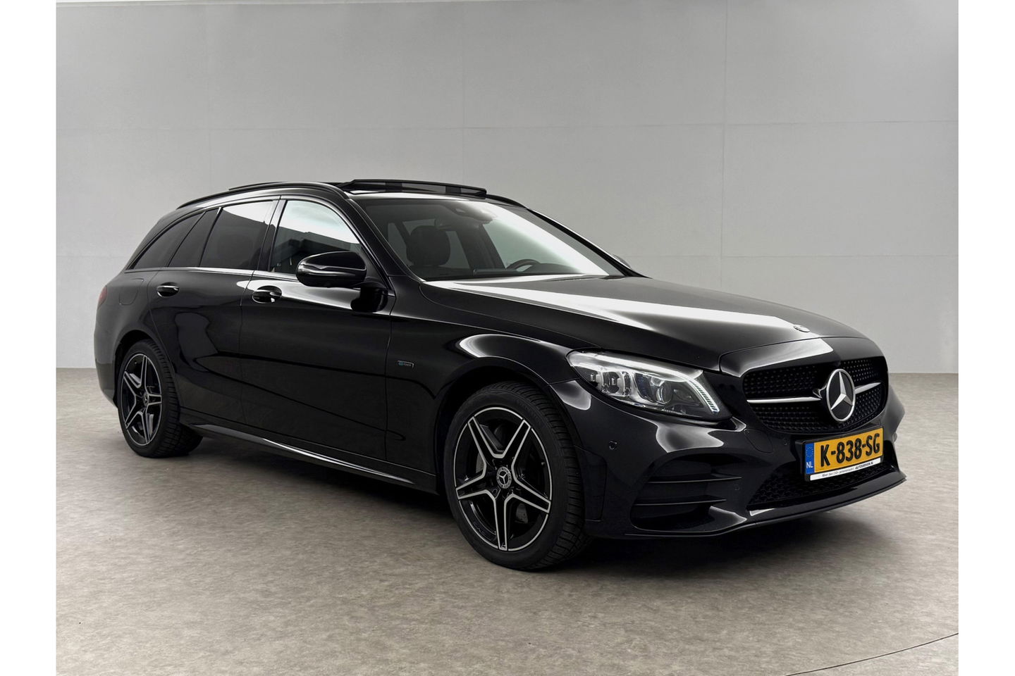 Mercedes-Benz C-Klasse C300e AMG 211PK Pano 360Camera Trekhaak Sfeerverl. Carplay Clima LED Navi Stoelverwarming