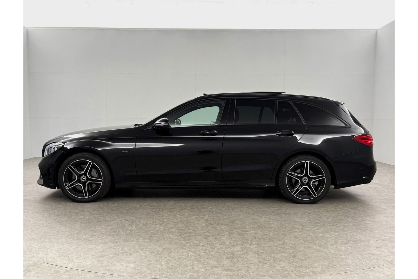 Mercedes-Benz C-Klasse C300e AMG 211PK Pano 360Camera Trekhaak Sfeerverl. Carplay Clima LED Navi Stoelverwarming