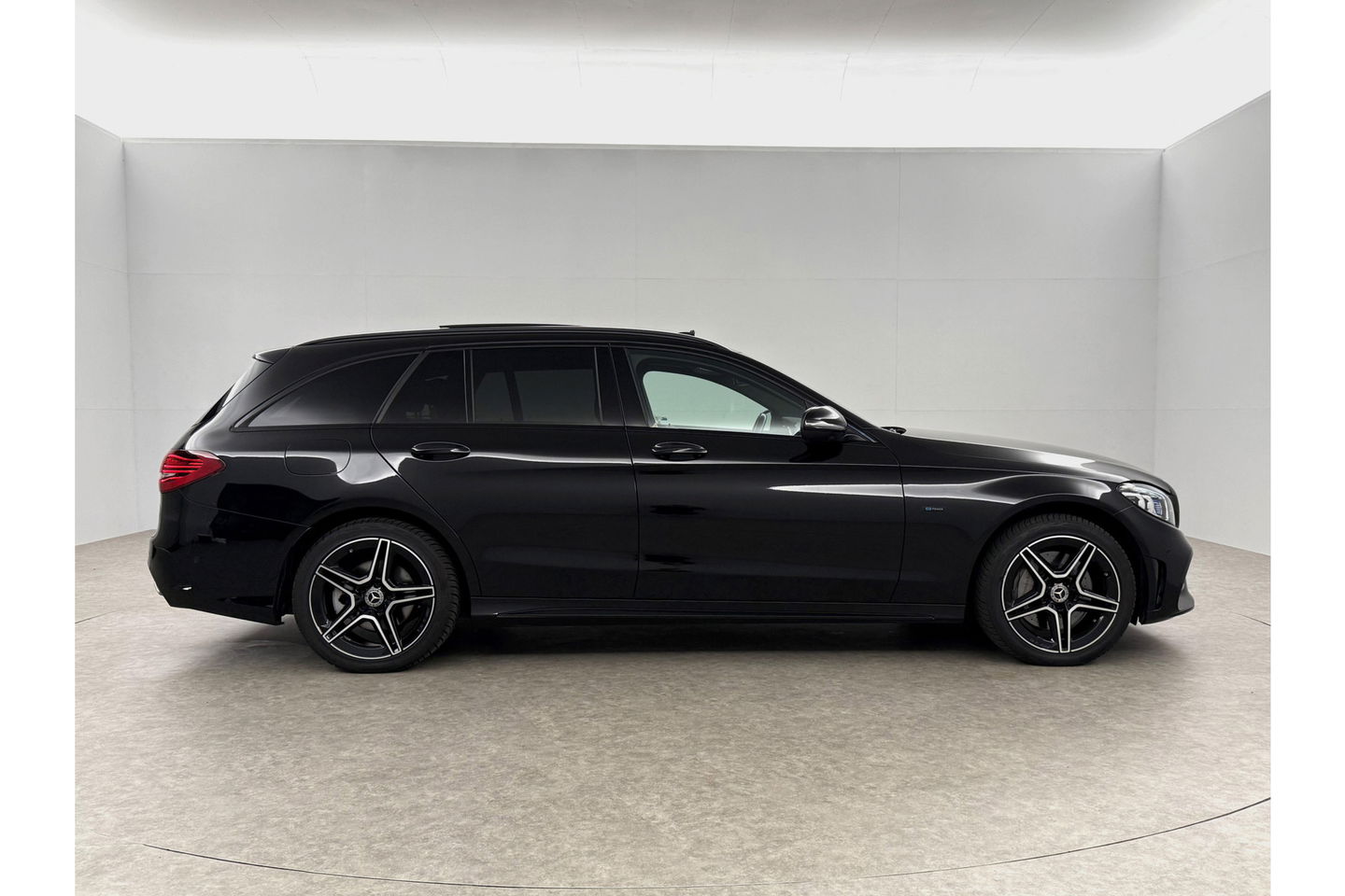 Mercedes-Benz C-Klasse C300e AMG 211PK Pano 360Camera Trekhaak Sfeerverl. Carplay Clima LED Navi Stoelverwarming
