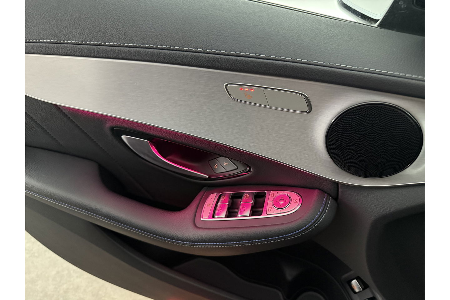 Mercedes-Benz C-Klasse C300e AMG 211PK Pano 360Camera Trekhaak Sfeerverl. Carplay Clima LED Navi Stoelverwarming