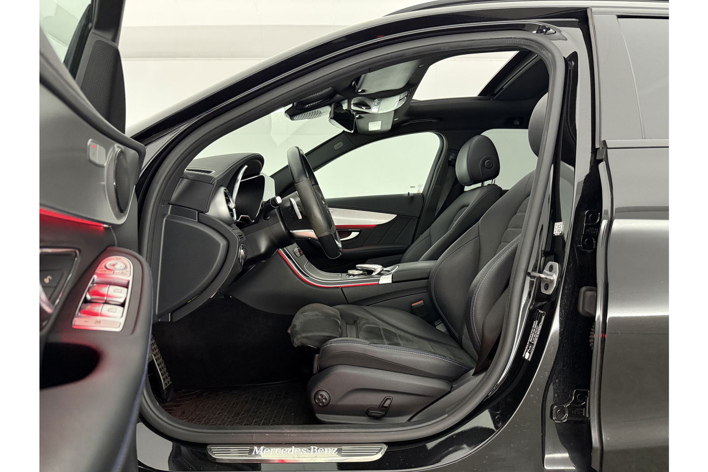 Mercedes-Benz C-Klasse C300e AMG 211PK Pano 360Camera Trekhaak Sfeerverl. Carplay Clima LED Navi Stoelverwarming