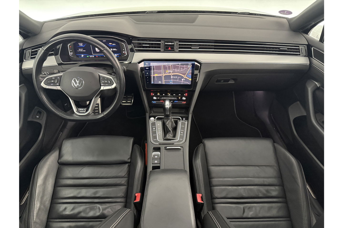 Volkswagen Passat 1.5 TSI 150PK R-Line DSG Pano Virtual Trekhaak LED ACC Camera Clima Carplay Leder Navi 18"LMV PDC