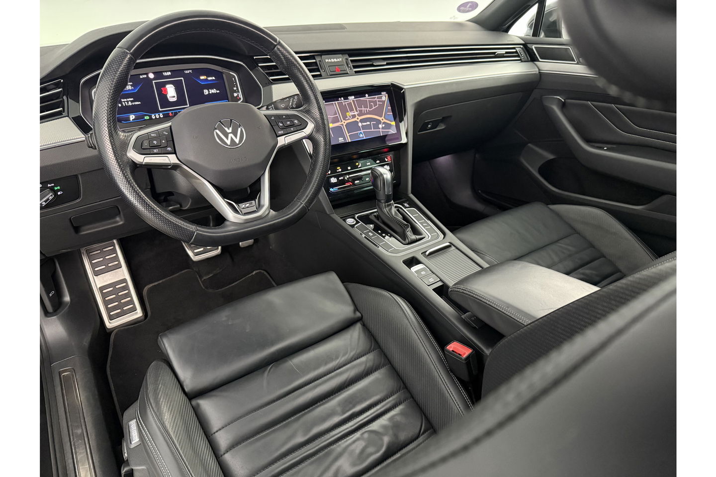 Volkswagen Passat 1.5 TSI 150PK R-Line DSG Pano Virtual Trekhaak LED ACC Camera Clima Carplay Leder Navi 18"LMV PDC
