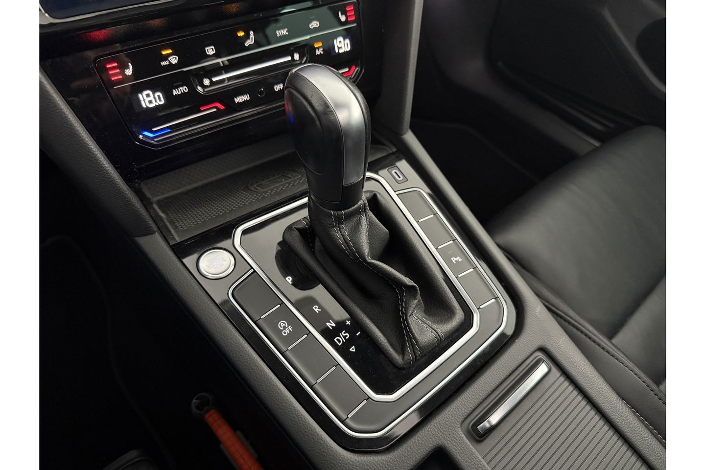 Volkswagen Passat 1.5 TSI 150PK R-Line DSG Pano Virtual Trekhaak LED ACC Camera Clima Carplay Leder Navi 18"LMV PDC
