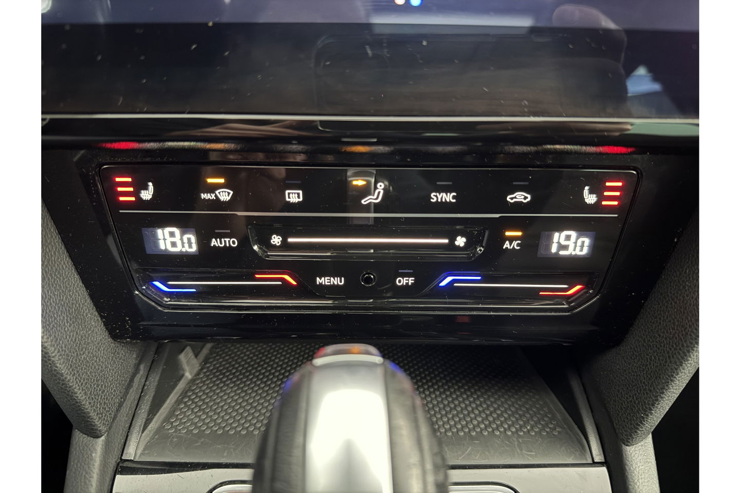 Volkswagen Passat 1.5 TSI 150PK R-Line DSG Pano Virtual Trekhaak LED ACC Camera Clima Carplay Leder Navi 18"LMV PDC