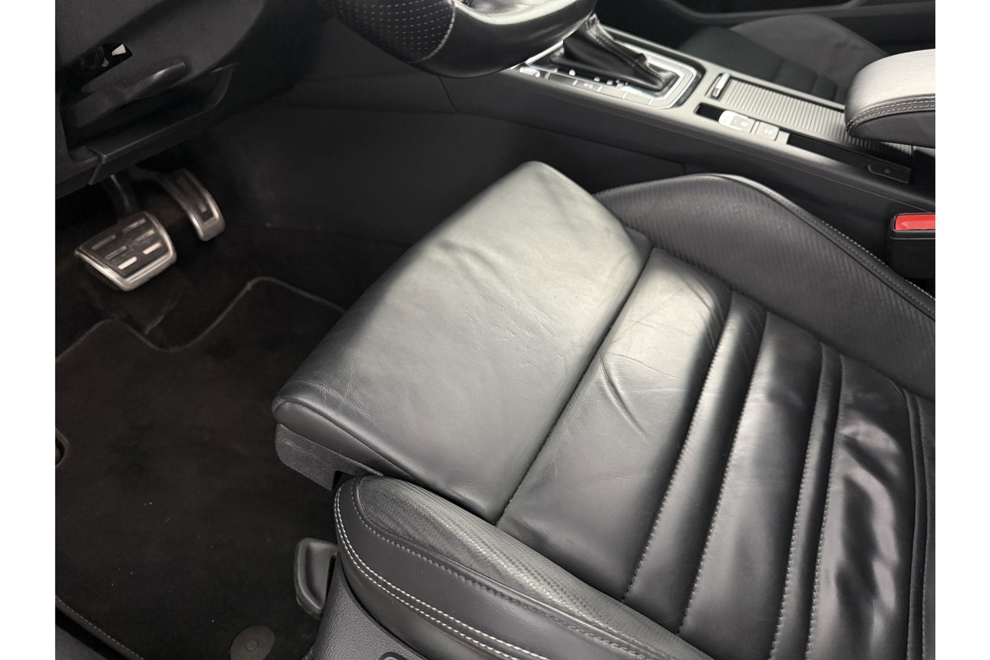 Volkswagen Passat 1.5 TSI 150PK R-Line DSG Pano Virtual Trekhaak LED ACC Camera Clima Carplay Leder Navi 18"LMV PDC