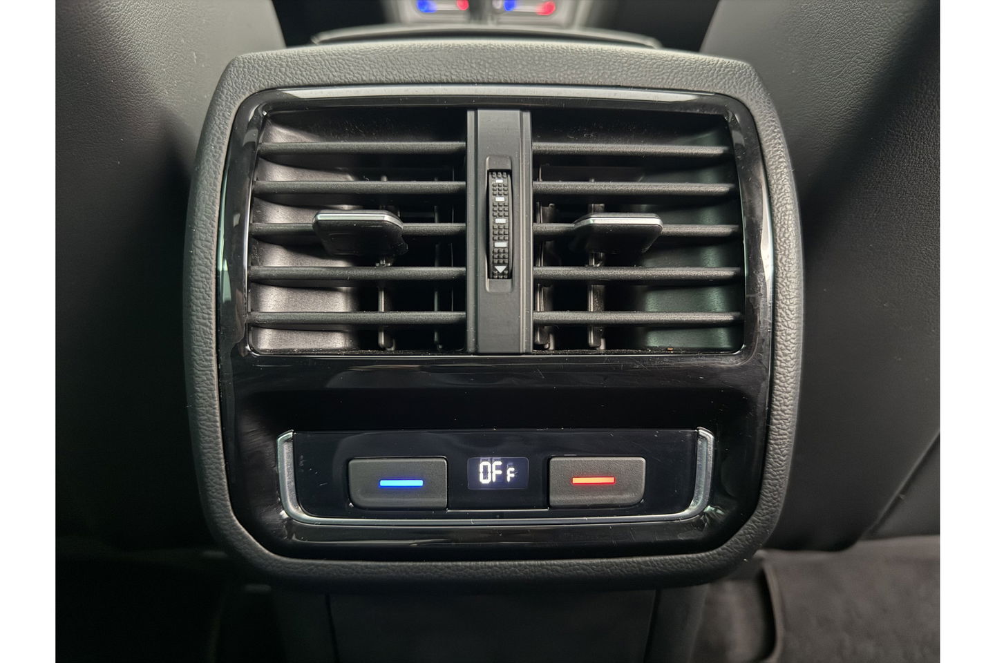 Volkswagen Passat 1.5 TSI 150PK R-Line DSG Pano Virtual Trekhaak LED ACC Camera Clima Carplay Leder Navi 18"LMV PDC