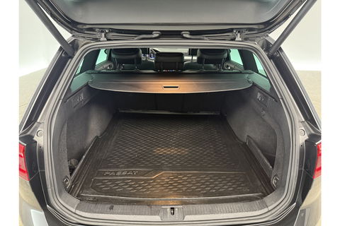 Volkswagen Passat 1.5 TSI 150PK R-Line DSG Pano Virtual Trekhaak LED ACC Camera Clima Carplay Leder Navi 18"LMV PDC