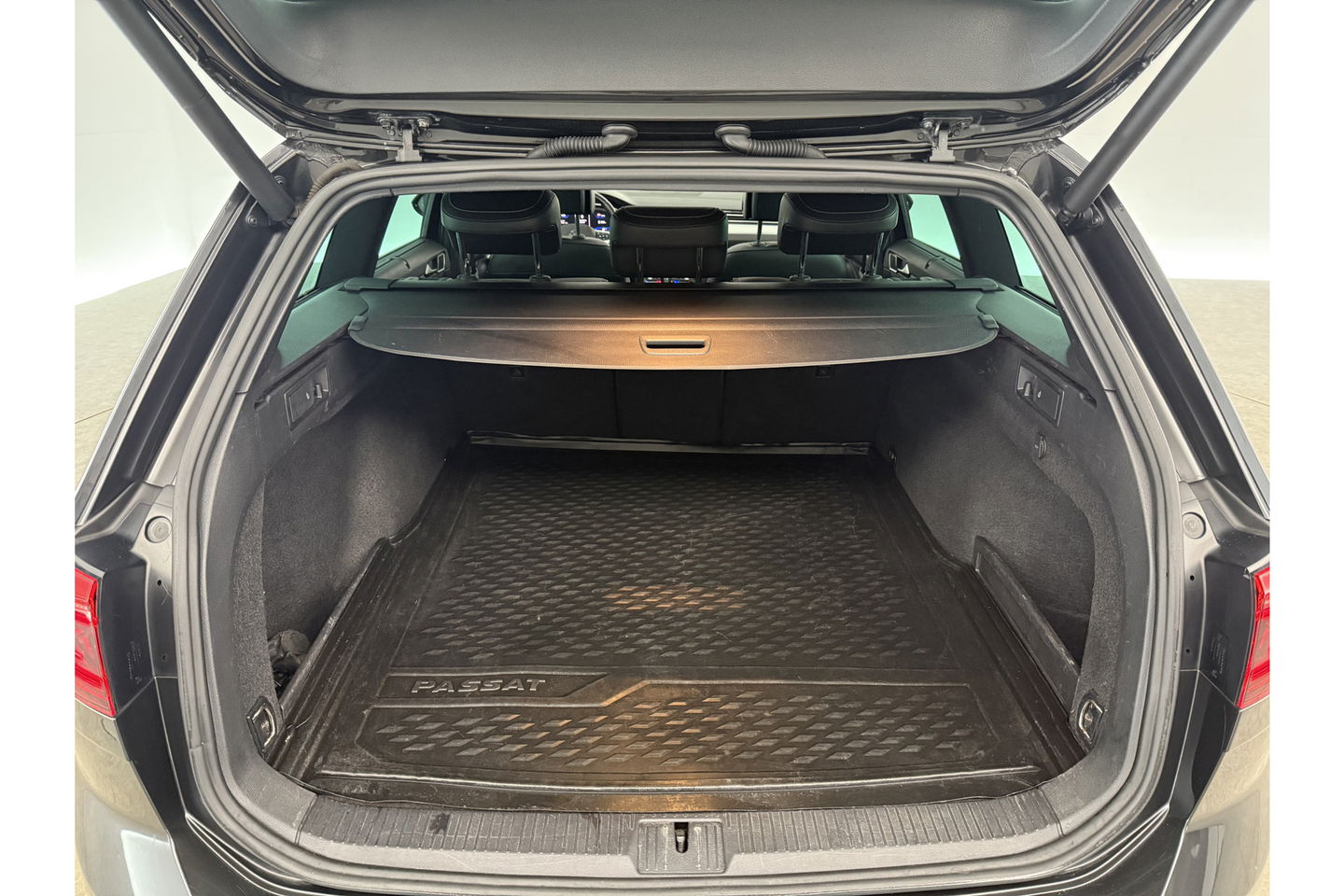 Volkswagen Passat 1.5 TSI 150PK R-Line DSG Pano Virtual Trekhaak LED ACC Camera Clima Carplay Leder Navi 18"LMV PDC