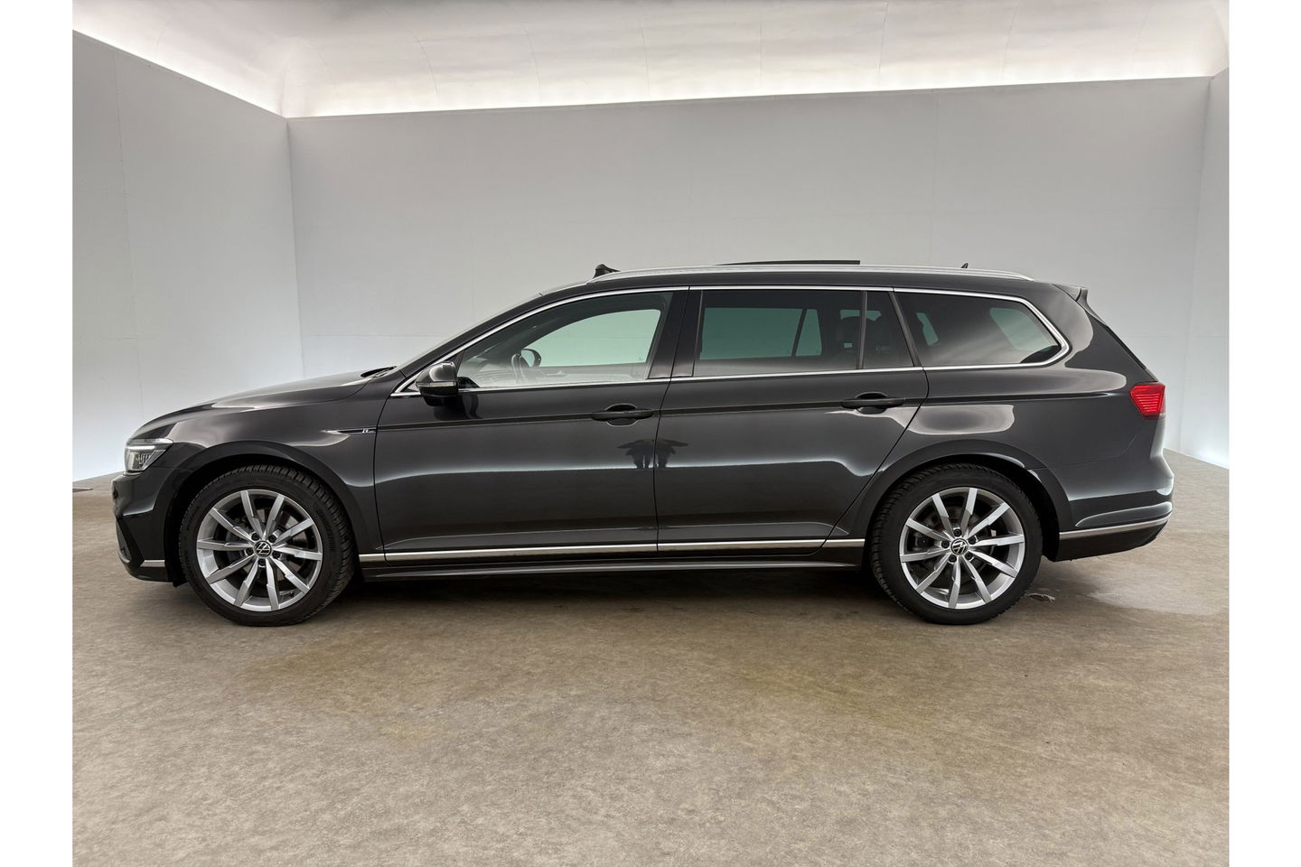 Volkswagen Passat 1.5 TSI 150PK R-Line DSG Pano Virtual Trekhaak LED ACC Camera Clima Carplay Leder Navi 18"LMV PDC