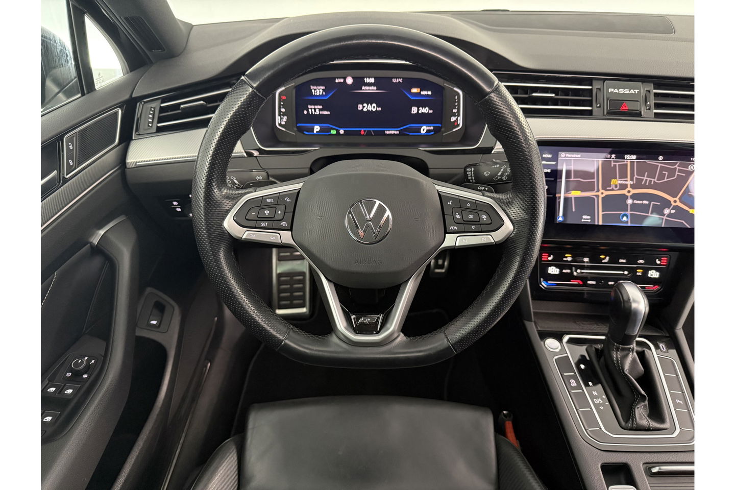 Volkswagen Passat 1.5 TSI 150PK R-Line DSG Pano Virtual Trekhaak LED ACC Camera Clima Carplay Leder Navi 18"LMV PDC