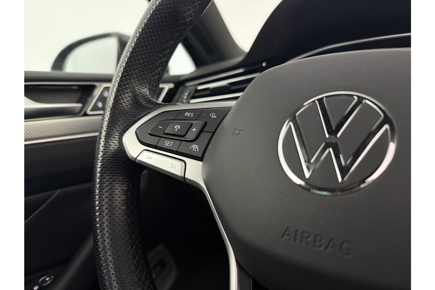 Volkswagen Passat 1.5 TSI 150PK R-Line DSG Pano Virtual Trekhaak LED ACC Camera Clima Carplay Leder Navi 18"LMV PDC