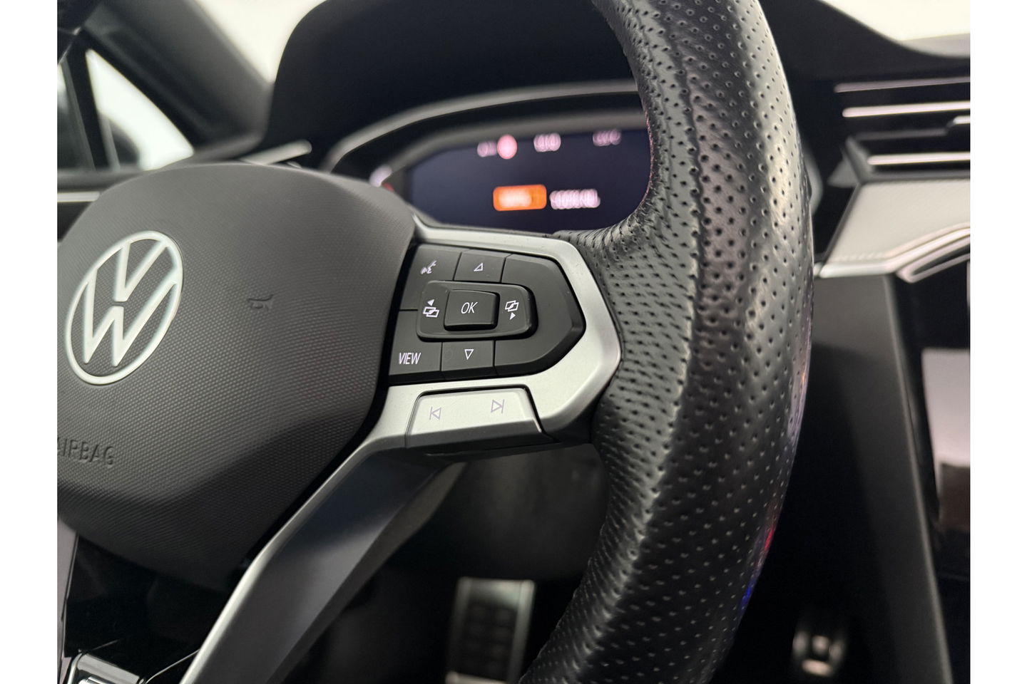 Volkswagen Passat 1.5 TSI 150PK R-Line DSG Pano Virtual Trekhaak LED ACC Camera Clima Carplay Leder Navi 18"LMV PDC