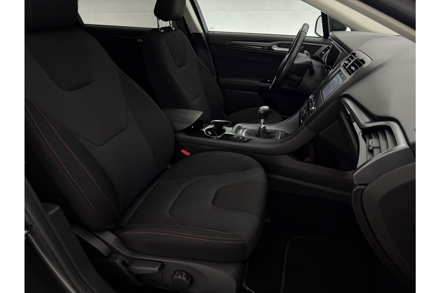 Ford Mondeo 1.5 ST-Line 161PK LED Sfeerverl. Trekhaak Clima Cruise Navigatie PDC 18"LMV