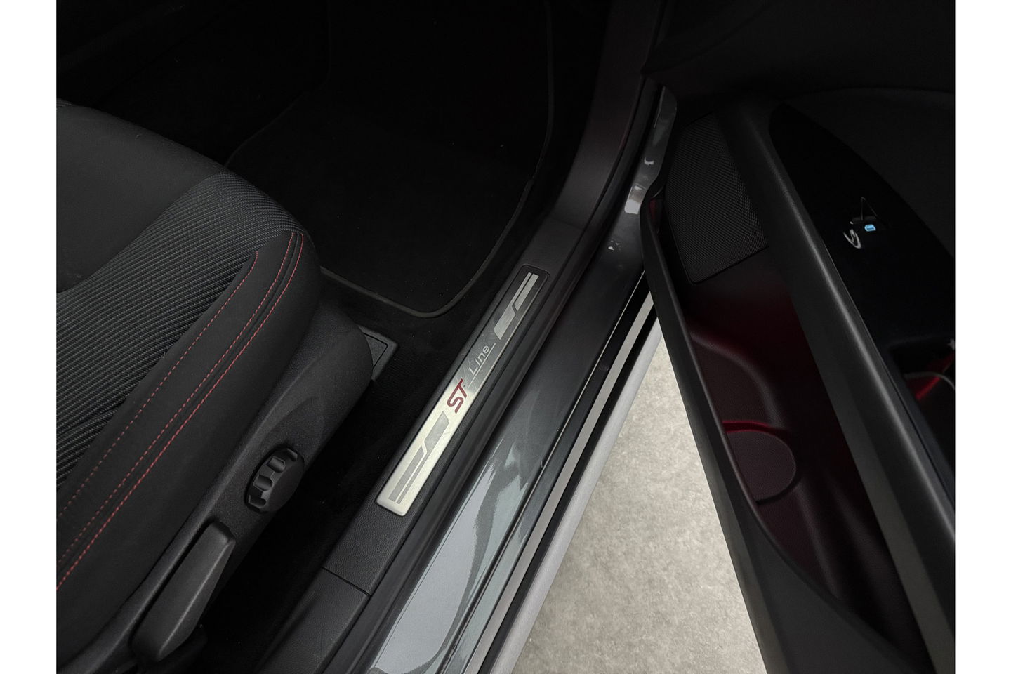 Ford Mondeo 1.5 ST-Line 161PK LED Sfeerverl. Trekhaak Clima Cruise Navigatie PDC 18"LMV