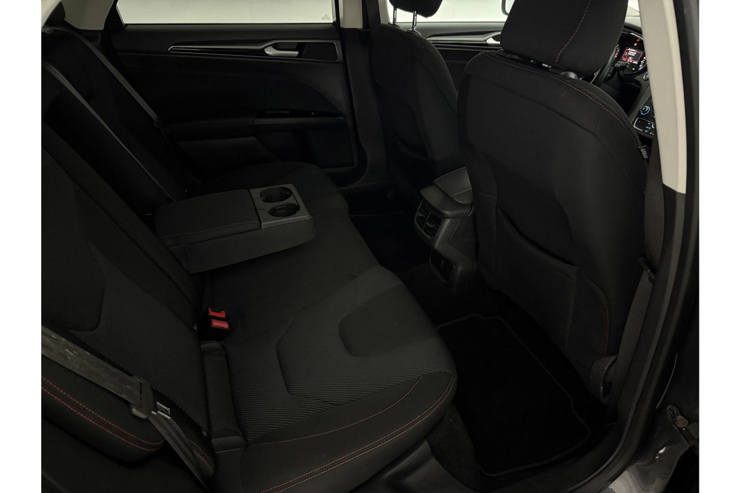 Ford Mondeo 1.5 ST-Line 161PK LED Sfeerverl. Trekhaak Clima Cruise Navigatie PDC 18"LMV
