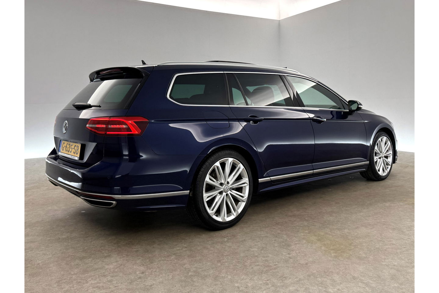 Volkswagen Passat 1.5 TSI 150PK R-line DSG Pano LED ACC Virtual Carplay Trekhaak Camera Navi Clima PDC Leder 19"LMV